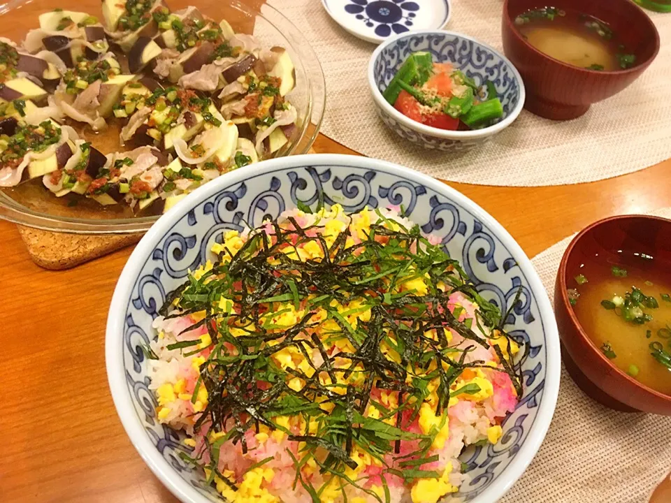 18/08/15 夕飯♪ 散らし寿司 茄子と豚肉のレンジ蒸し オクラとトマトのサラダ 味噌汁|ikukoさん