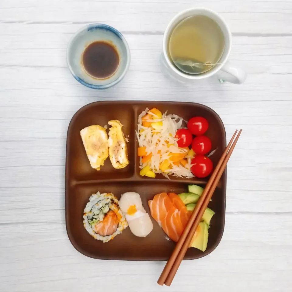 平日の晩ご飯♪お寿司・サーモンとアボカド・卵焼き・サラダ|キノコ🍄さん