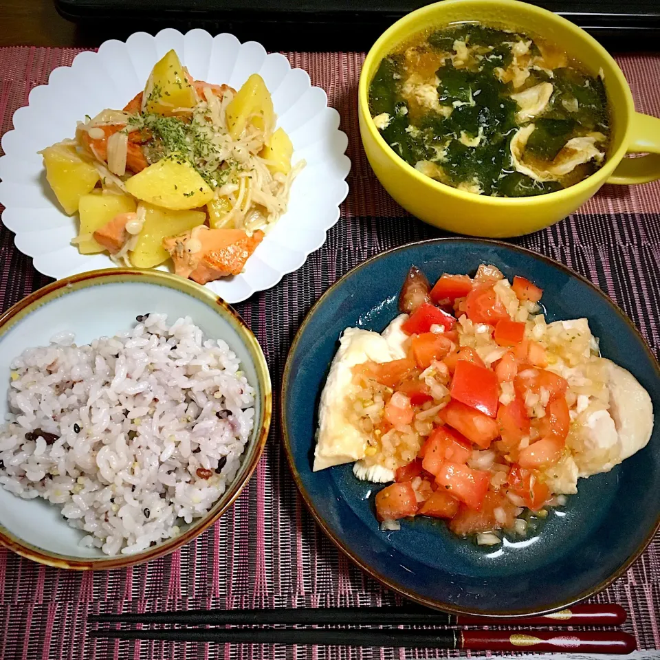 じゃがいもと鮭の塩バター煮、蒸し鶏、蒸し鶏の出汁の卵わかめスープ|たまさん