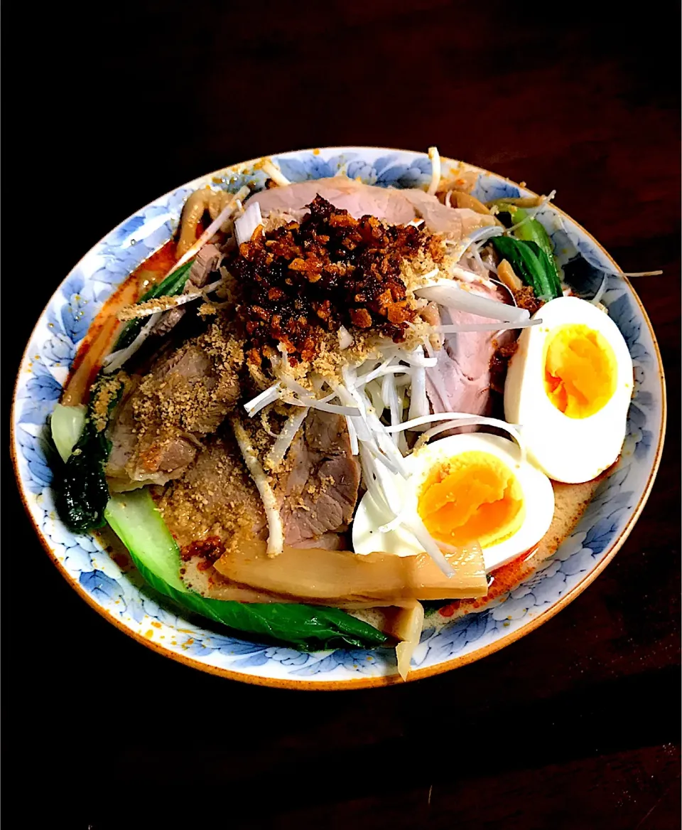 夏こそ熱々ラーメン🍜
30分で出来ちゃうゆで豚だけどチャーシューと思えるほど美味しいゆで 豚🎵 ♪( ´▽｀)|とんちんさん