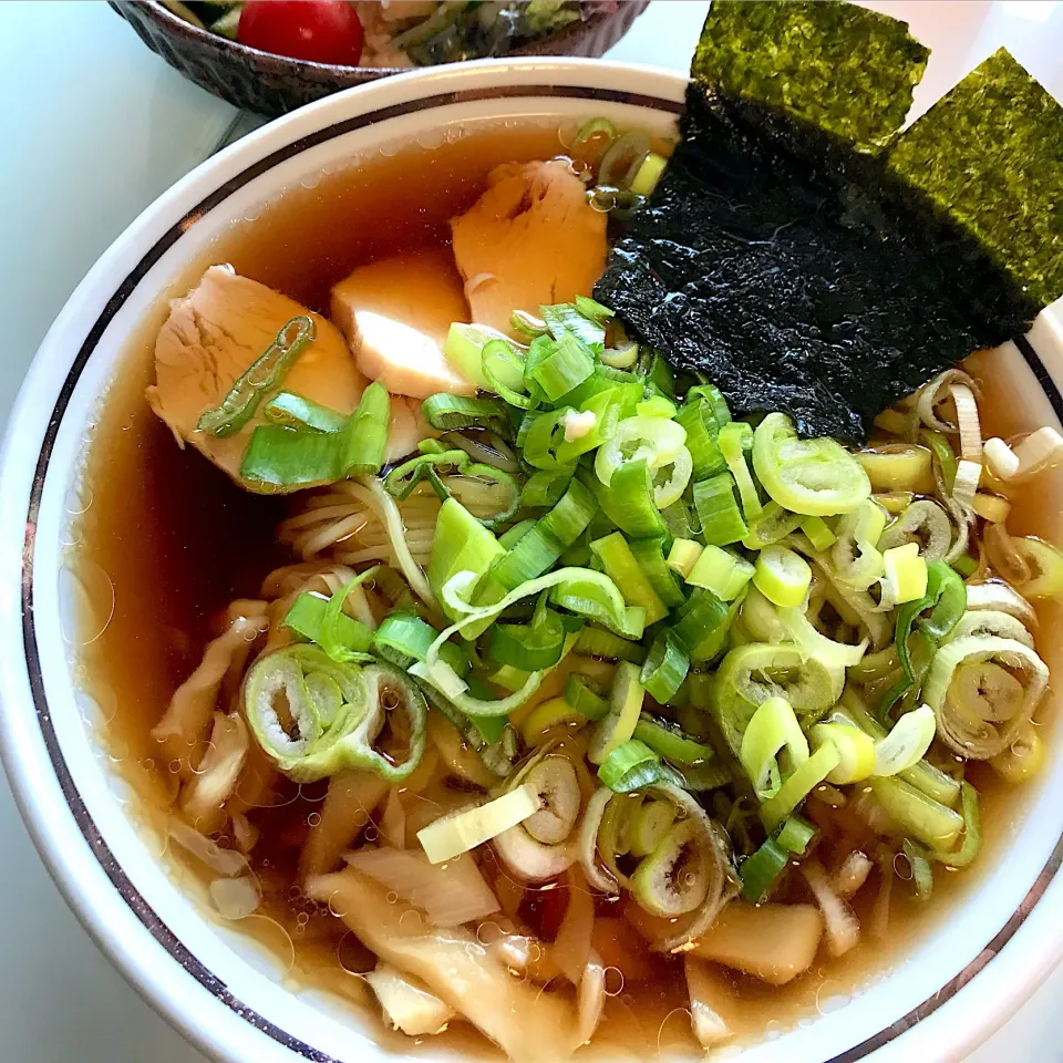 やっぱこれでしょっ！！！♪  王道の醤油ラーメン！！ ネギ増し メンマ増し チャーシューの代わりにサラダチキン 海苔が決め手 煮卵はお気に召さない模様  #ラーメン  #らーめん  #醤油ラーメン|Snow10さん