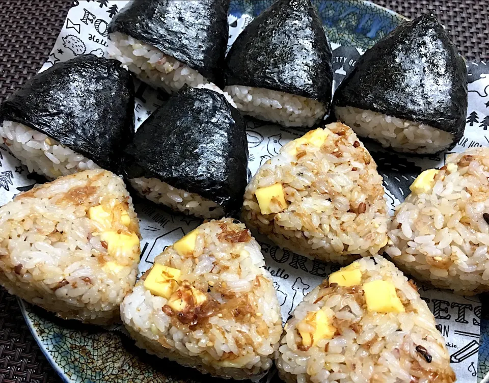 Snapdishの料理写真:30雑穀のチーズおかか&ダブルのりにぎり🍙|kiusoudaiさん