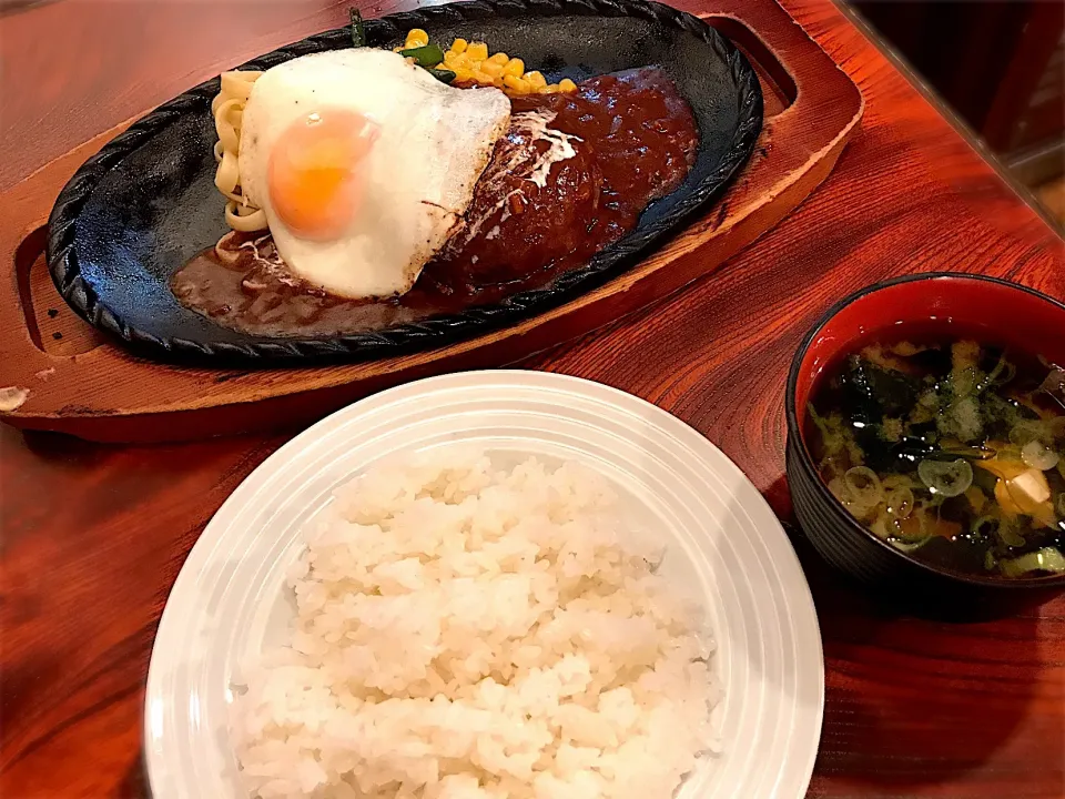 ハンバーグ（ロシア風〕+目玉焼き ランチセット|toshi,I🍴さん