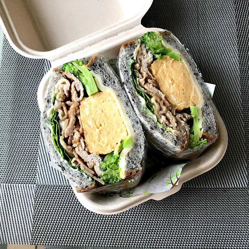 今日のサンドイッチお弁 
辛めのポークジンジャーと甘めの厚焼き玉子、ごま食パン|ちこさん