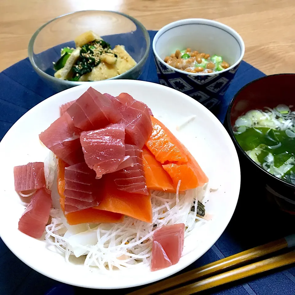 Snapdishの料理写真:赤富士丼、おくら納豆、油揚げと小松菜のおひたし ご飯に刻んだガリを混ぜています。つまも使って経済的|あきころさん