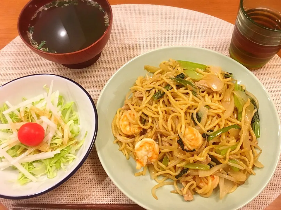 18/08/16 夕飯♪ オット作の焼きそば 大根サラダ ワカメスープ|ikukoさん