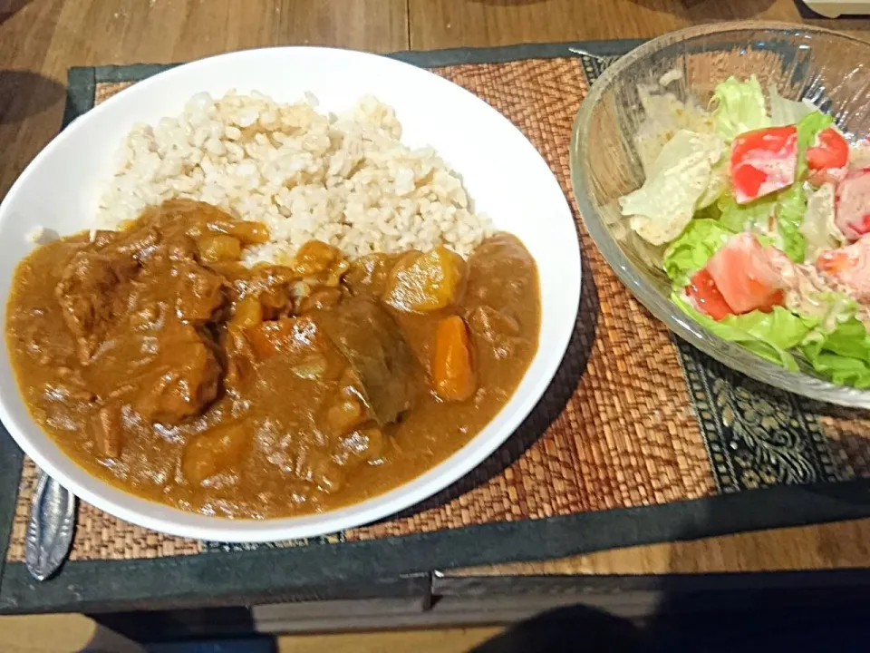 牛すね肉のカレー&トマトサラダ|まぐろさん