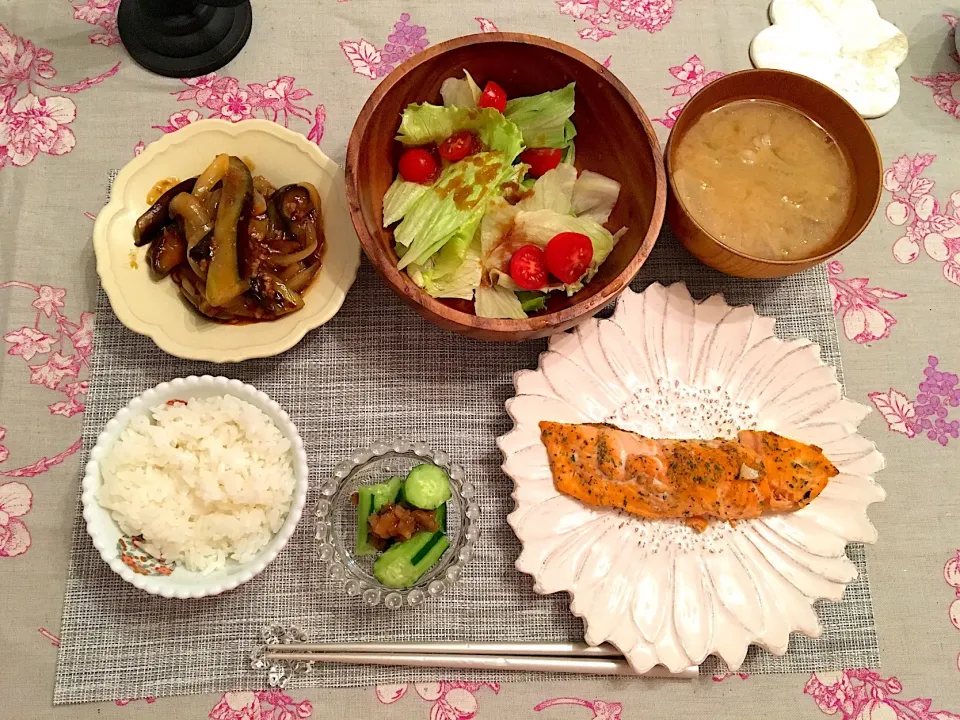 Snapdishの料理写真:鮭の香草焼き
麻婆茄子
もろきゅう
サラダ
お味噌汁|maiさん