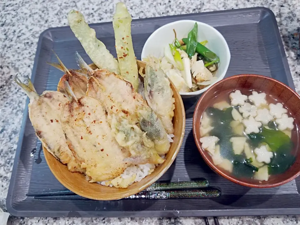 天丼(鰯、茗荷、オクラ)
キャベツとネギと揚げのポン酢炒め
お吸い物|あぁちゃんさん