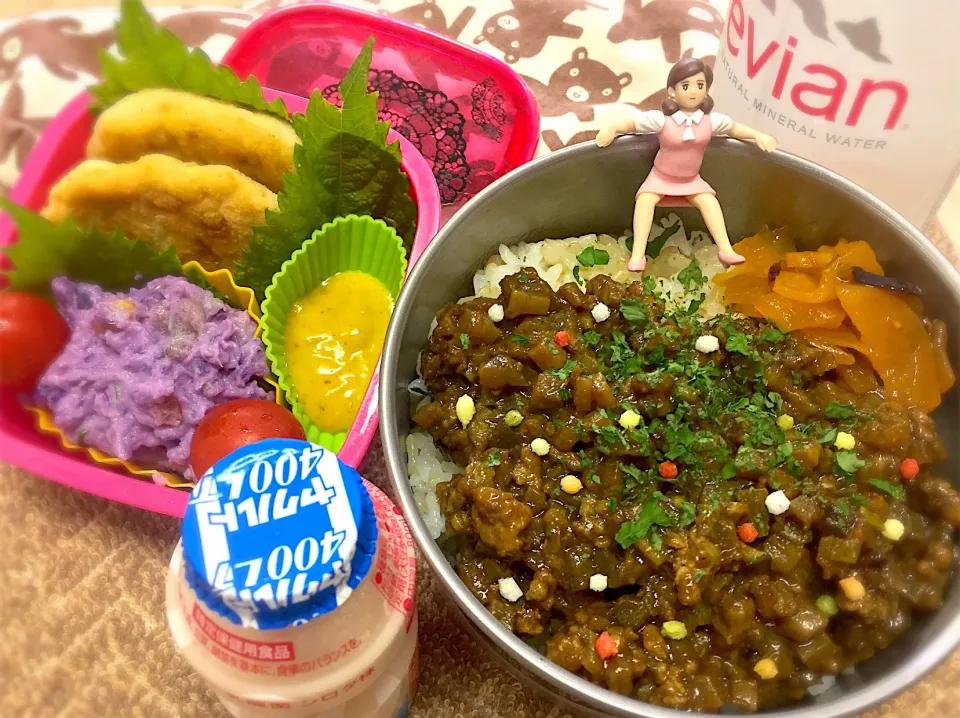 Snapdishの料理写真:米ナスとピーマンの夏野菜キーマカレー&福神漬け&おからナゲット(ハニーマスタードソース)&シャドークイーンサラダ🥗&大葉&プチトマト🍅のダーリンお弁当♪

 #弁当  #フチ子  #オール自家採種野菜  #夏野菜のキーマカレー  #おからナゲット|桃実さん