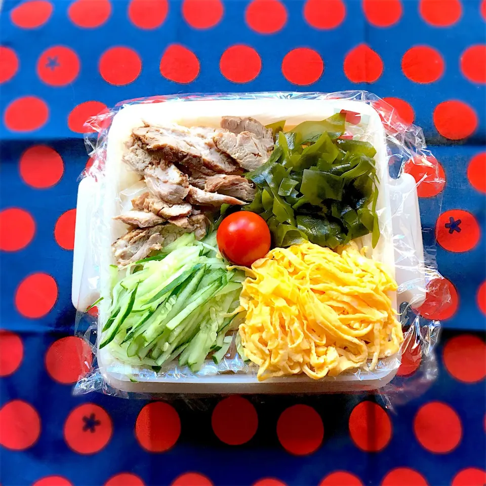 冷うどん弁当 ♪ 塾弁当   自家製チャーシュー付き  水筒に冷やした麺つゆを  うどんには保冷剤代わりのスティックゼリーが入ってます♪|papillonloveさん