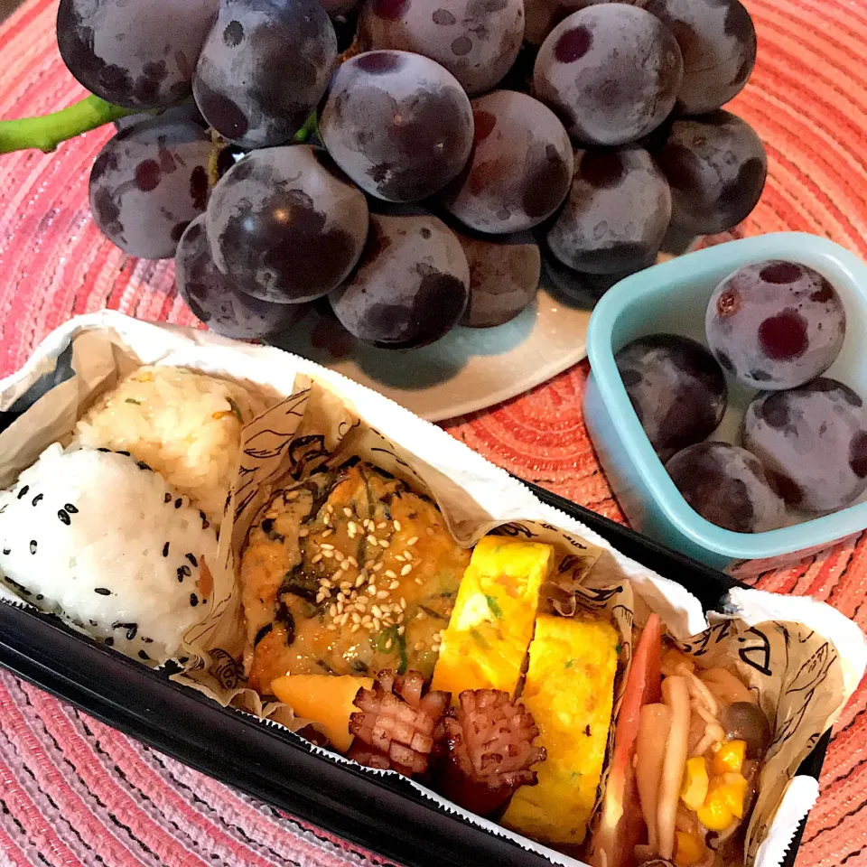 Snapdishの料理写真:娘の学童弁当 #学童弁当  #娘弁当 #弁当#昼食#豆腐ハンバーグ #出し巻き卵 #巨峰#ウインナー#具沢山 #握り飯|Sakuraさん