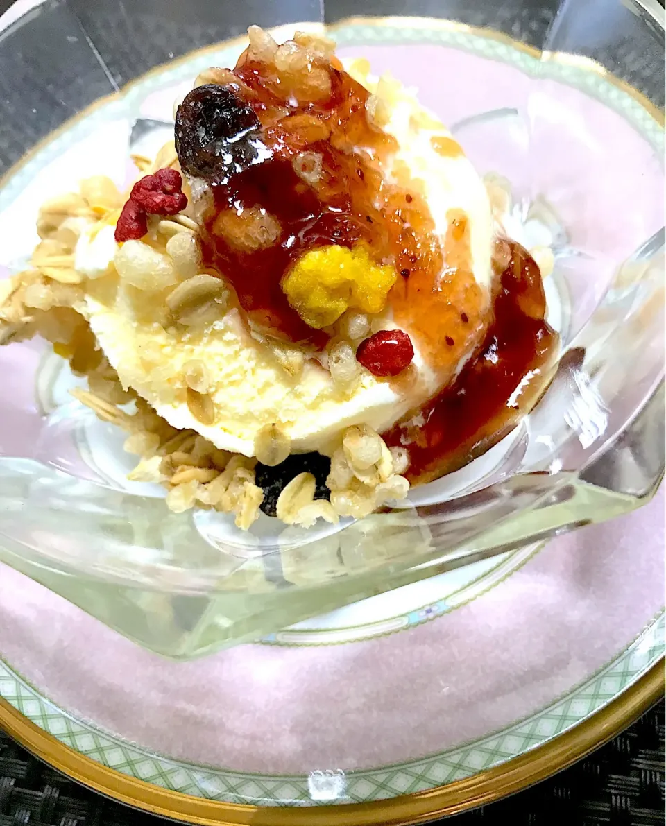 バニラアイスにライスグラノーラのメープル味と、マービージャムのストロベリー🍓をかけていただきました。カリカリ感がいい感じ❤️|ナタママさん