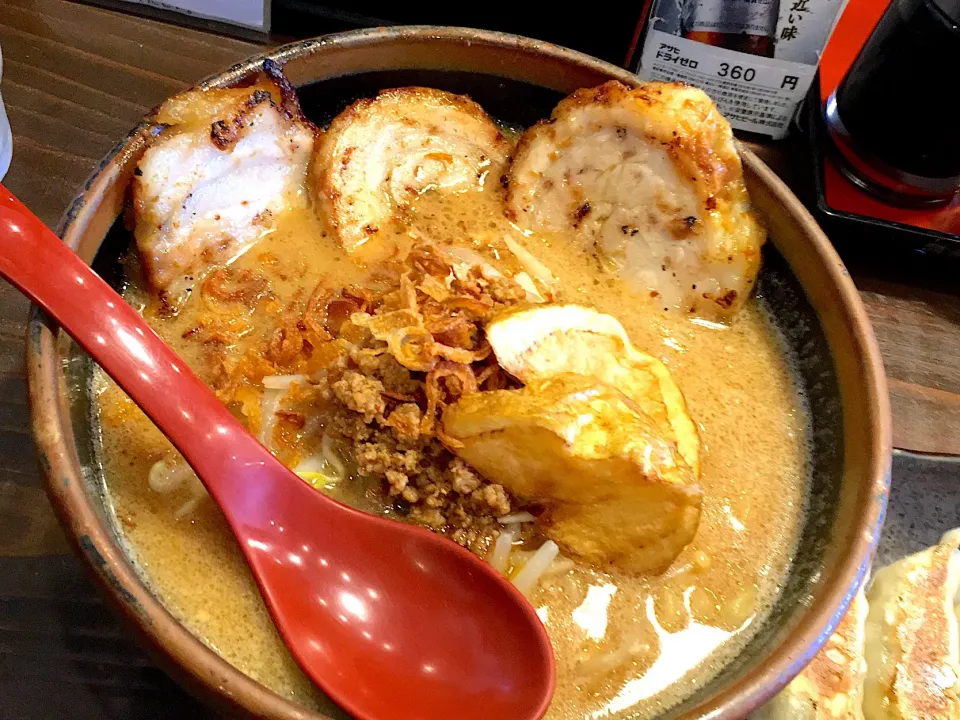 Snapdishの料理写真:北海道味噌漬け炙りチャーシュー麺 ¥945|てんりん。さん