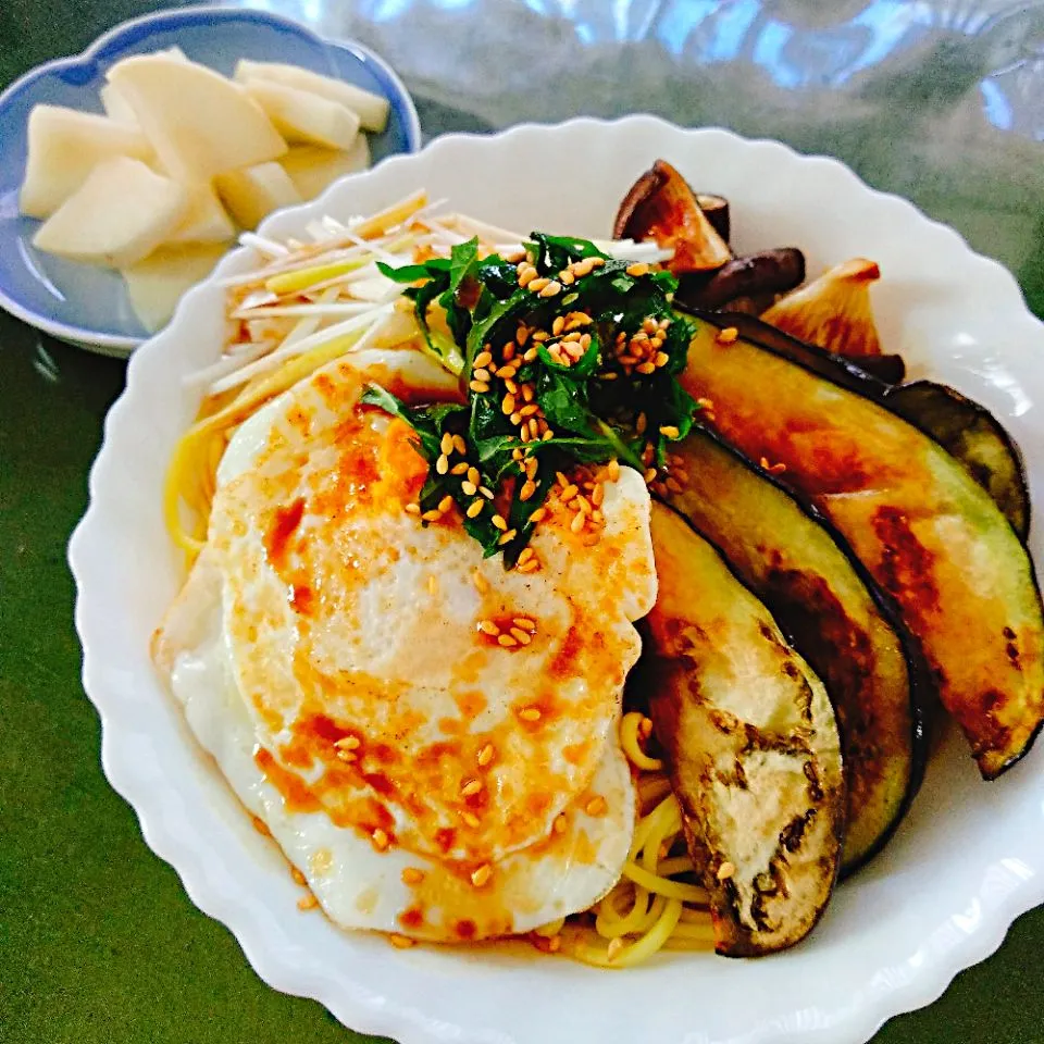 焼き茄子冷やし中華

揖保乃糸の中華麺というのを頂いたので冷やし中華🍜
 麺がチュルチュルでおいしい😍

中華麺＋焼き茄子＋焼きしいたけ＋半熟目玉焼き＋ネギ＋紫蘇＋ごま＋ごま油

 #Noodles #Japanese cuisine|Yuikomさん