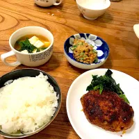 豚ひき肉のハンバーグ オクラ納豆
豆腐とほうれん草のお味噌汁|コタママさん