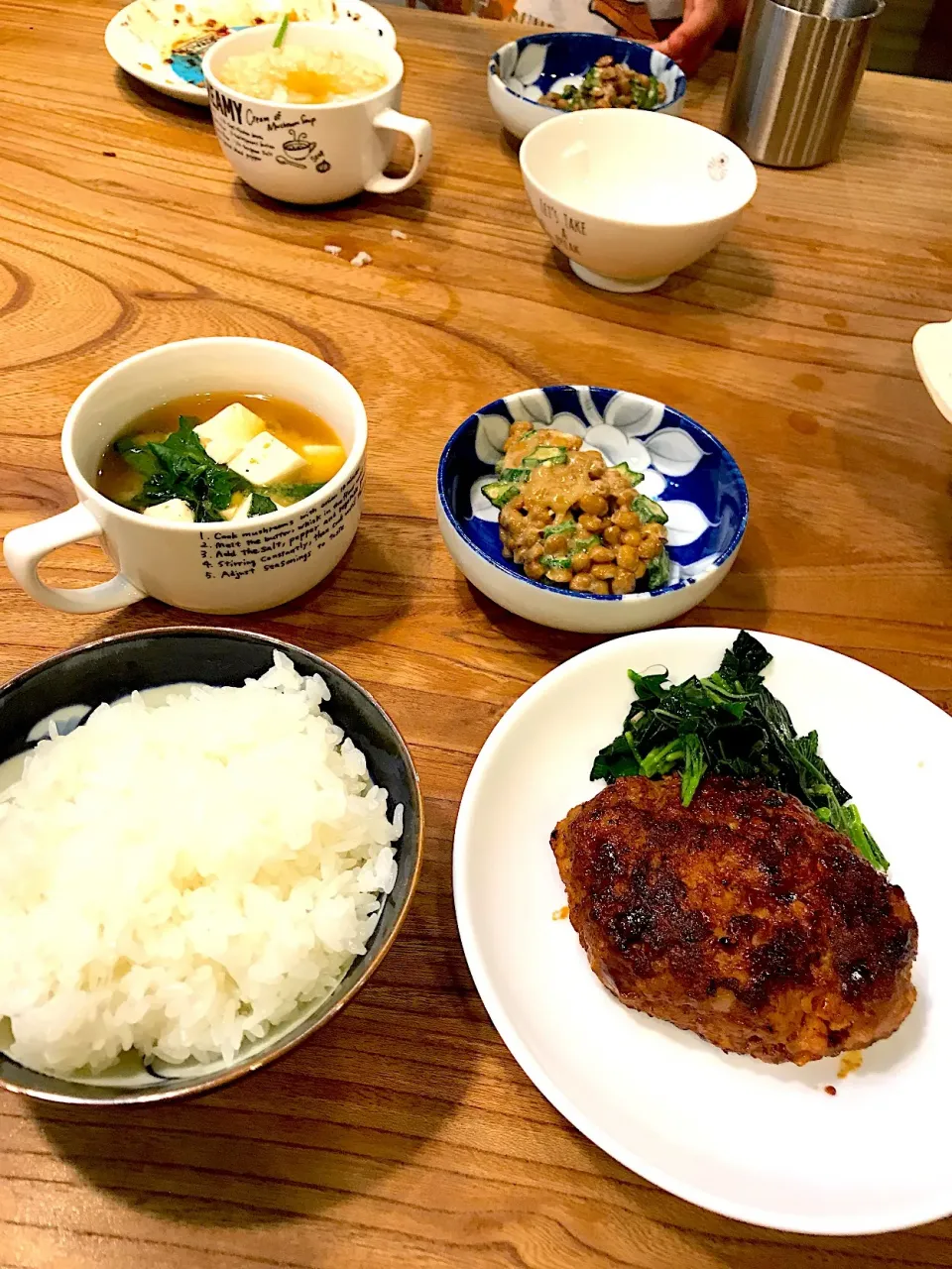 豚ひき肉のハンバーグ オクラ納豆
豆腐とほうれん草のお味噌汁|コタママさん