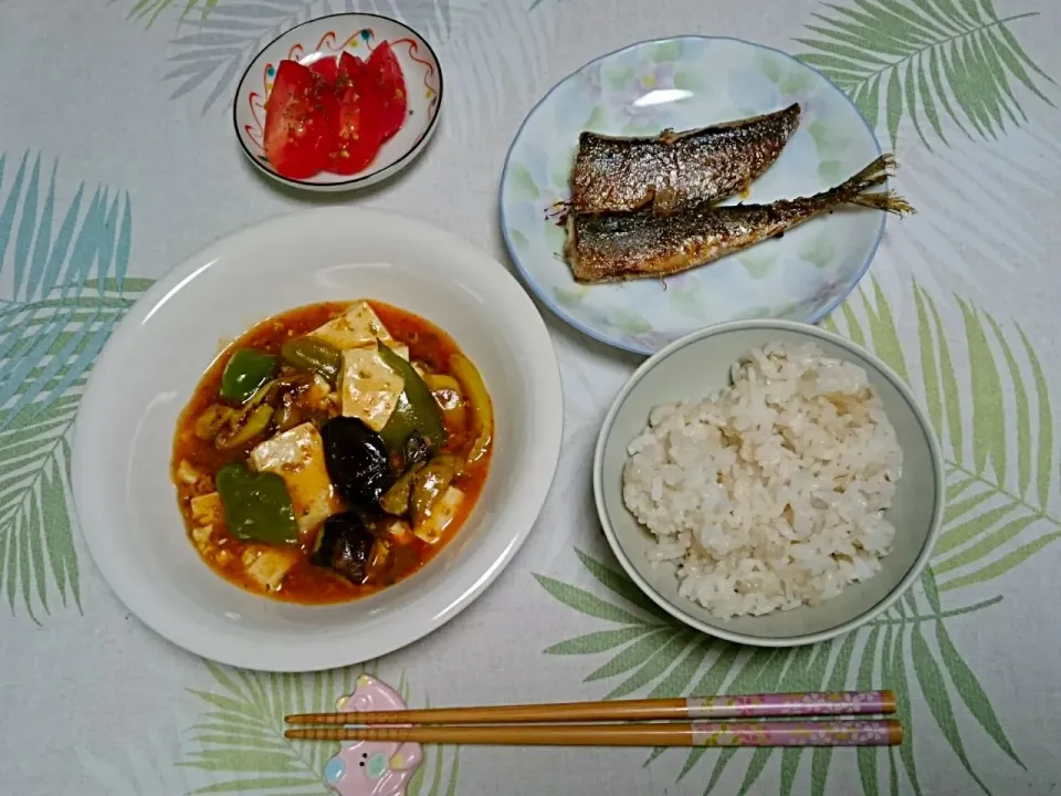 Snapdishの料理写真:☆今日の晩ごはん☆  麻婆野菜  さんまの塩焼き  トマト   もち麦入りご飯|hamamaさん