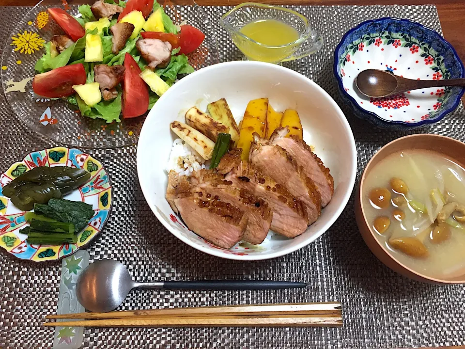 Snapdishの料理写真:合鴨丼焼きねぎと焼きパプリカ添え、自家製ソース
合鴨とパイナップルのサラダレモンオイルドレッシング 
玉ねぎ絹さやもやしなめこ味噌汁 
いーなかづけ
野沢菜の漬物|K N 3さん