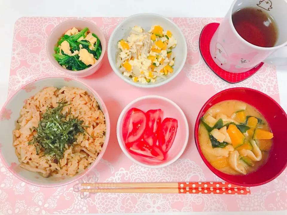 #炊き込みご飯 #かぼちゃの白あえ #ほうれん草と卵のナムル #お味噌汁 #トマト|miyukiさん