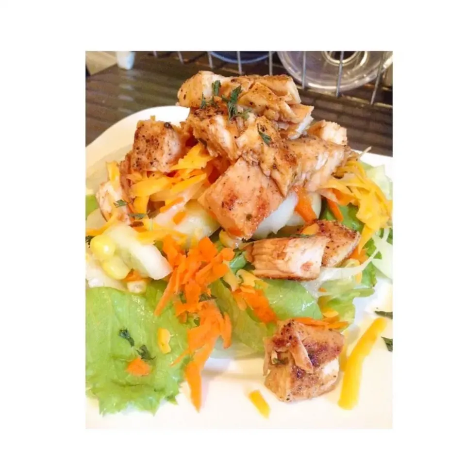 Grill Chicken Salad..
#salad #grilledchicken

Credit: Made By Me|FoodieJunkeyzさん