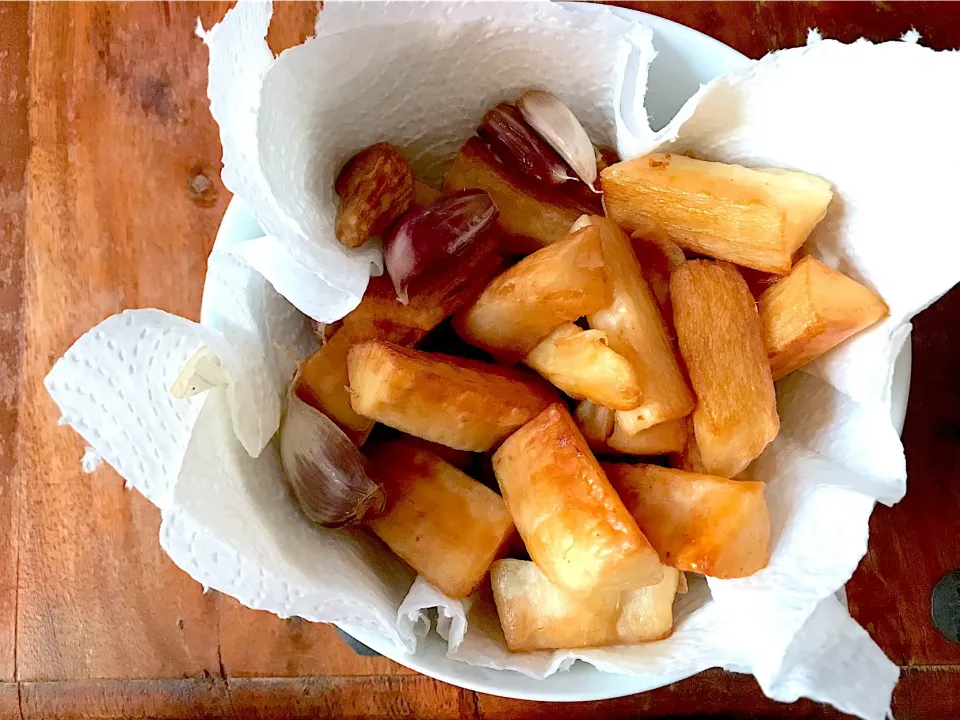 Cassava garlic chips|yeni kartikasariさん