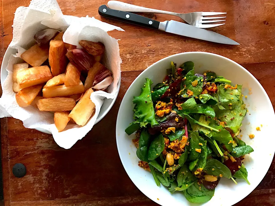 Salad & cassava garlic chips|yeni kartikasariさん