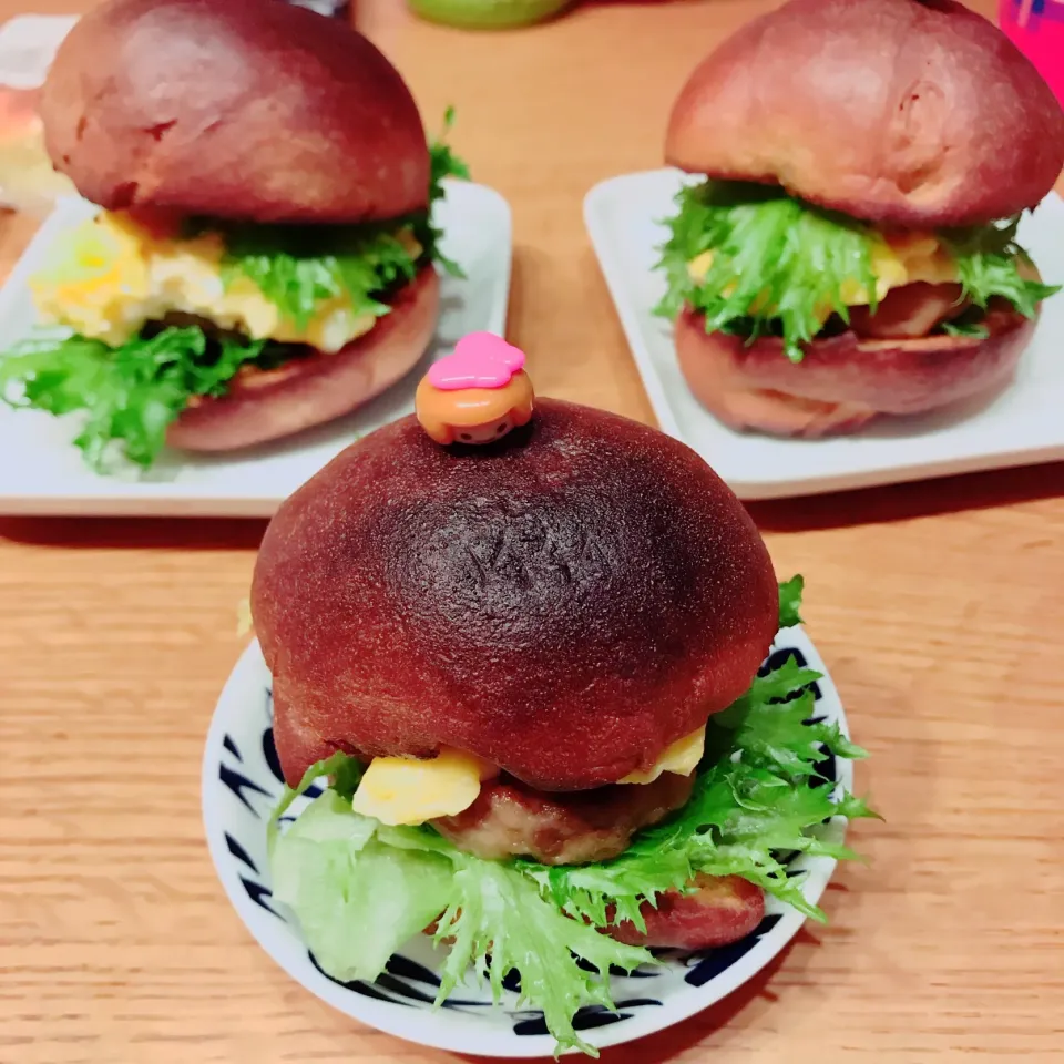 Snapdishの料理写真:糖質オフパンでハンバーガーの朝食|hatabowwyomeさん