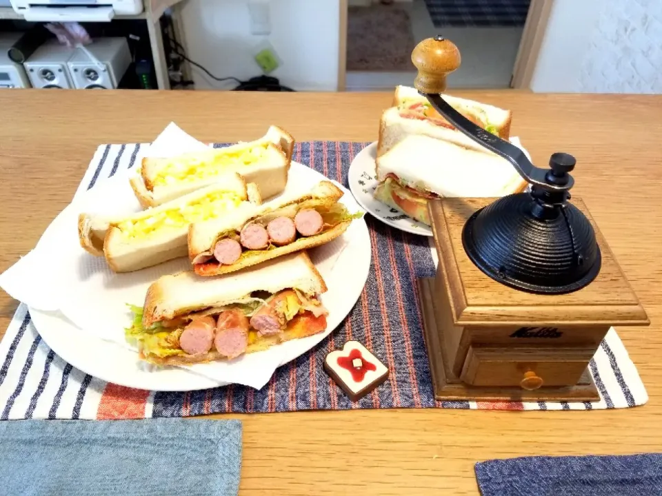 Snapdishの料理写真:サンドウィッチモーニング旦那作②
(BLT、たまご、ソーセージ)|かなさん