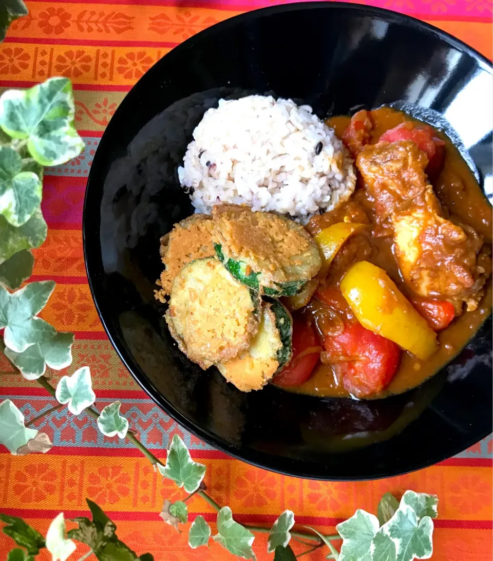 🌈小麦粉やルーは使わない🌟我が家の定番 スパイシーな手羽元とプチトマト🍅パプリカのカレー🍛ズッキーニのかりかりチーズピカタ添え🧀|Hollyさん