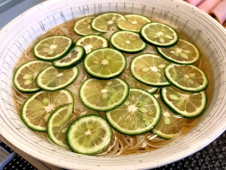 冷蔵庫にスダチしか無かった我家…買物行くのめんどくさいので、冷かけ素麺にスダチ輪切りを乗せてみた手軽な昼餉どす。|にゃあ（芸名）さん