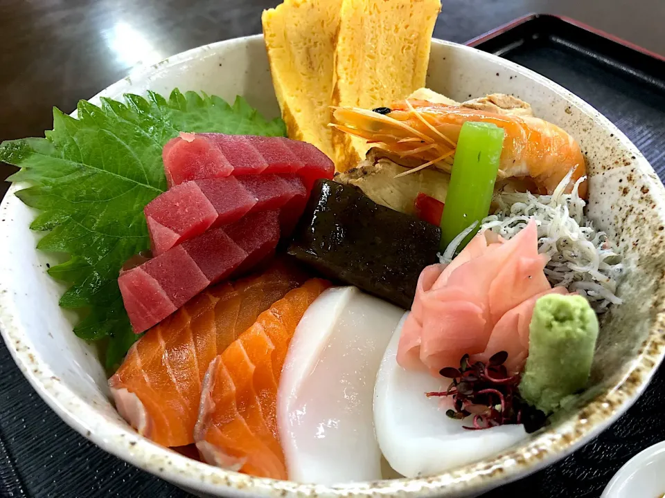 Snapdishの料理写真:旬惠海鮮丼🐟🦐🦑|buhizouさん