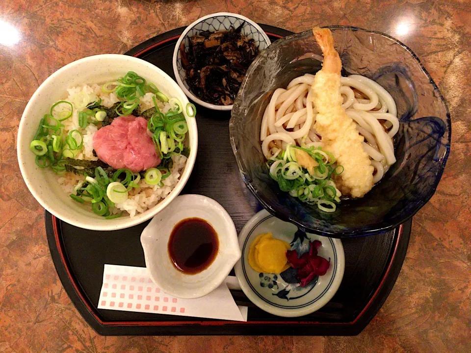 Snapdishの料理写真:おすすめ定食(ネギトロ丼とぶっかけ天ぷらうどん)|ばーさんさん