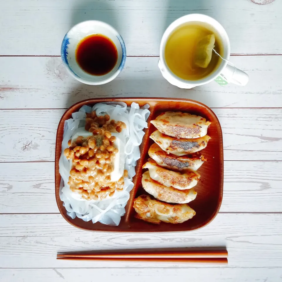 土曜の昼ごはん♪ 大阪王将ギョウザ🥟・納豆冷奴+糸こんにゃく|キノコ🍄さん