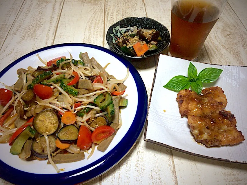 Snapdishの料理写真:今日の男飯(｡-_-｡)テニス前バージョン🎾野菜炒めステーキソース風味&昨日のささみ南蛮&自家製ラブリー漬物🎶|ひーちゃんさん