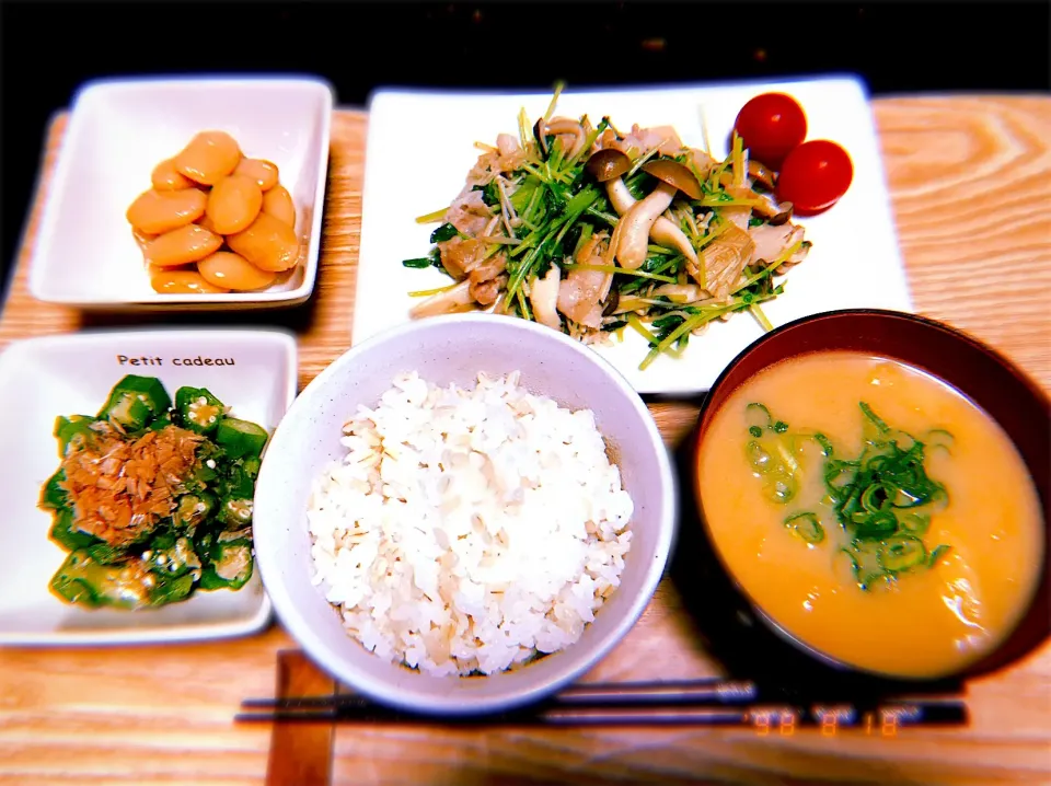 豆苗としめじの炒め物、百日豆、オクラのお浸し、麦飯、味噌汁|keychanさん