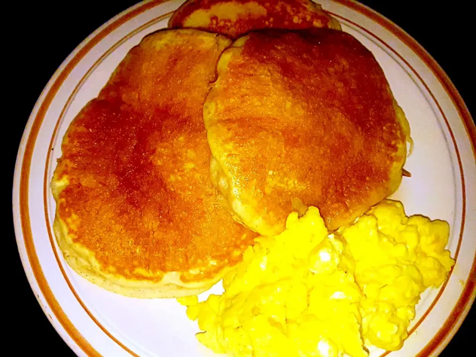 Cinnamon Buttermilk Pancakes with Scrambled Eggs|Juan Simmsさん