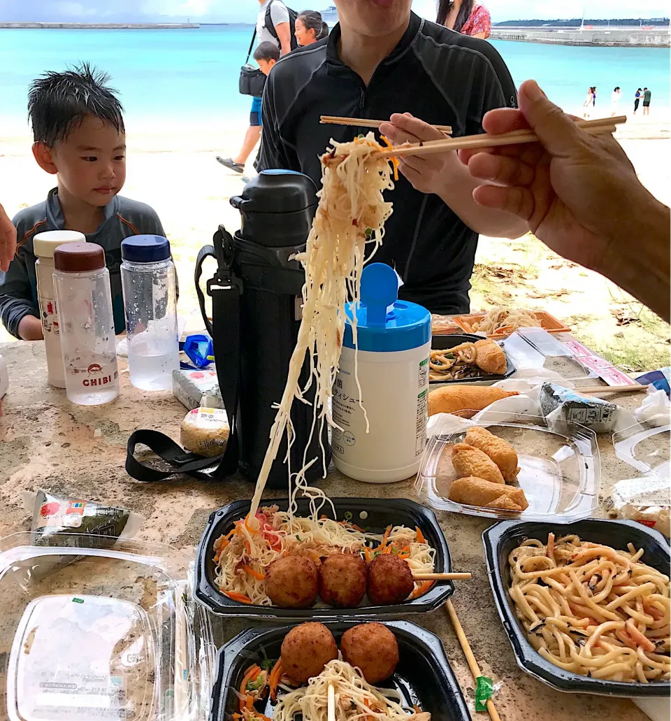 Snapdishの料理写真:宮古島のビーチでコンビニお昼ご飯
そうめんチャンプルーも食べた|シュトママさん