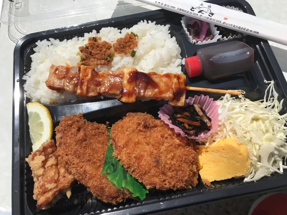 昨日のロケ弁トンキのとんかつ弁当。ローカルみたい。美味かった。|KOMAさん