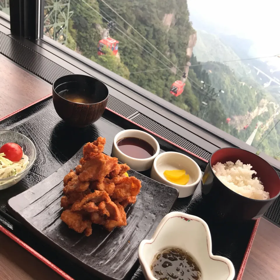 マウンテン唐揚げ定食😀|Hironobuさん