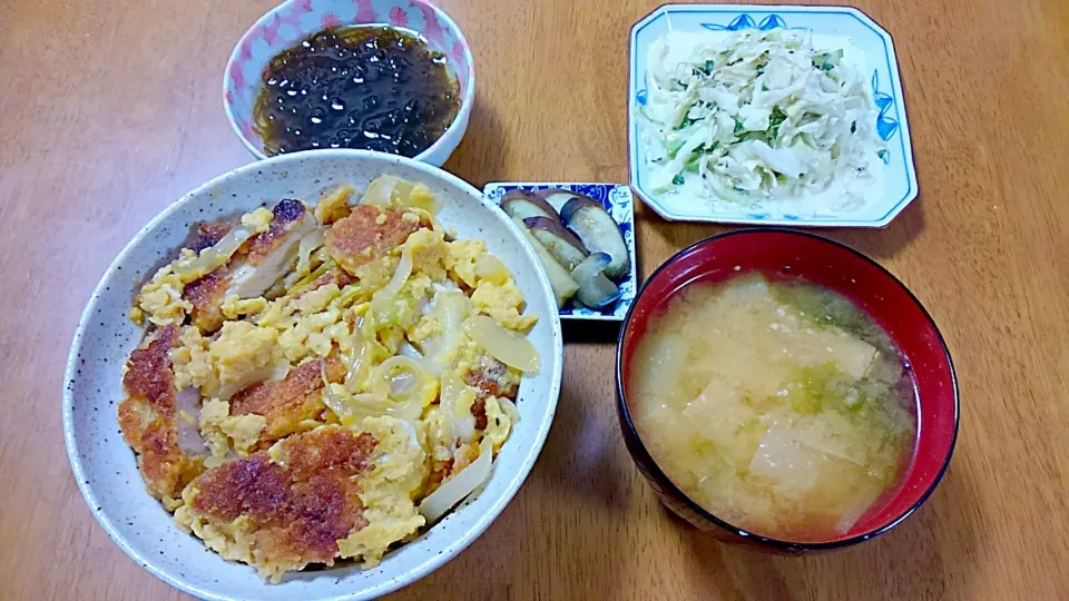 ８月１日　カツ丼　もずく　和風コールスロー　お漬け物　ねぎと油揚げとあおさのお味噌汁|いもこ。さん