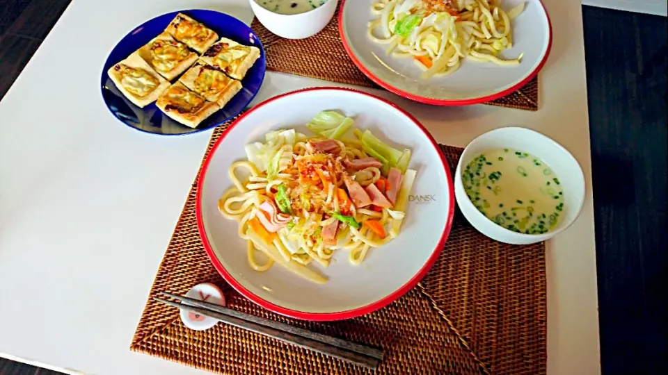 今日の昼食 塩麹焼きうどん、きのこの白だし豆乳スープ、油揚げのネギ味噌チーズ焼き|pinknari🐰🌈さん