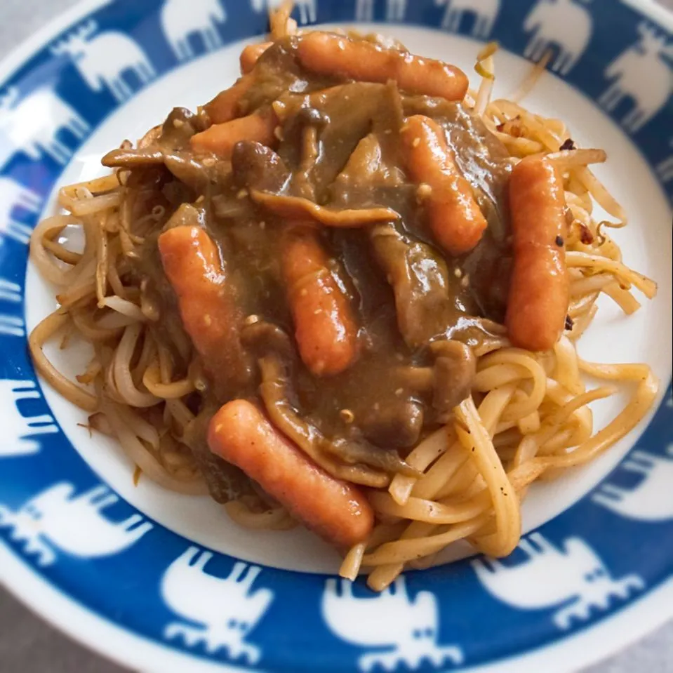 Snapdishの料理写真:カレーアレンジ♥️カレーのせ焼きそば！|せゆさんさん