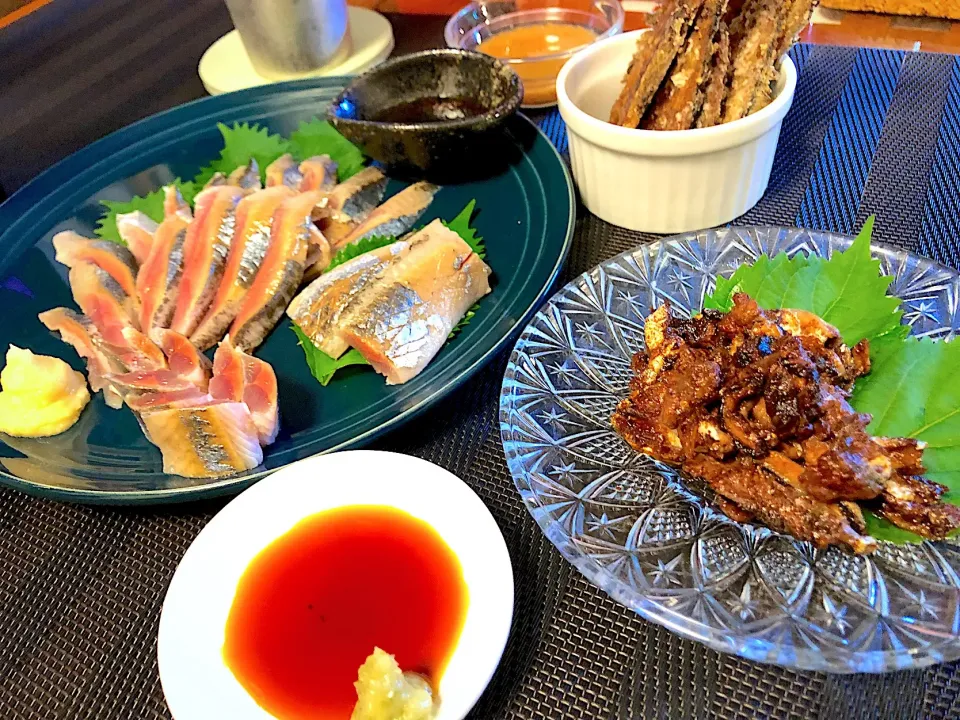 Snapdishの料理写真:秋刀魚づくし
刺身・骨煎餅・肝焼き|たつやん。さん