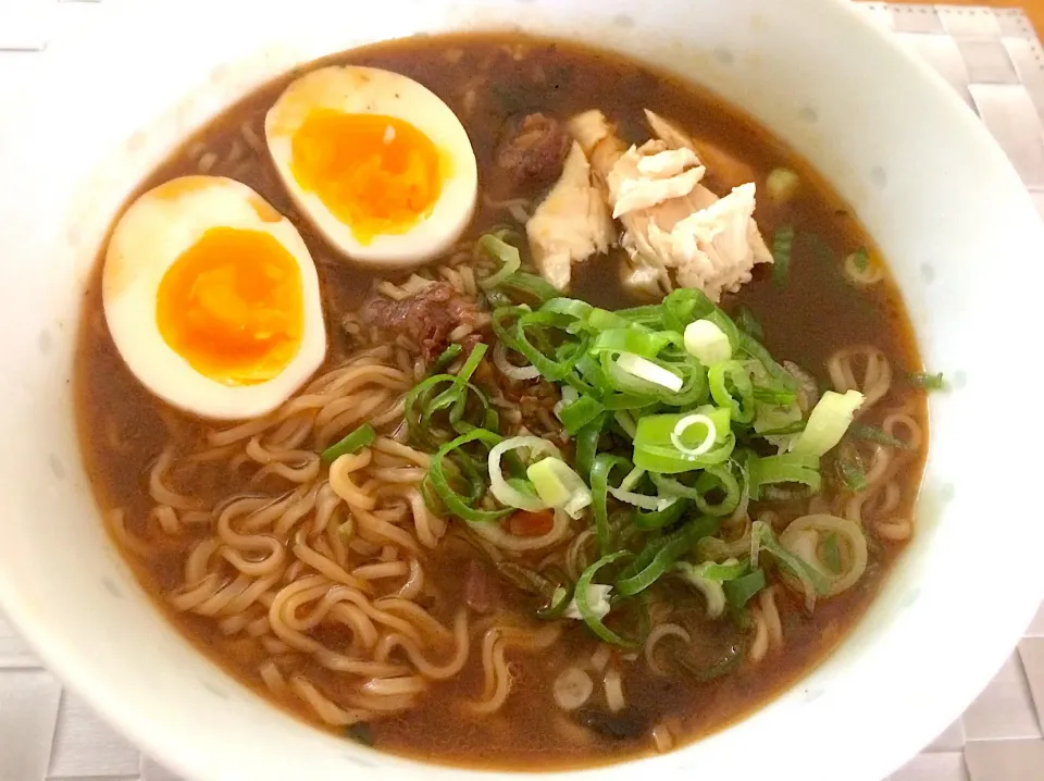 台湾のスーパーで買ったインスタントラーメン
玉子・ネギ・鶏ささみ は自前のトッピング
レトルトの具は牛肉が結構入ってました。|doc3387さん