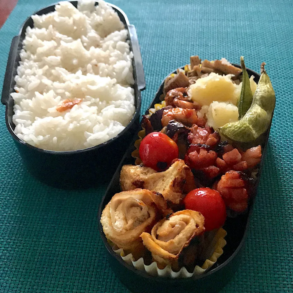 今日のお弁当🍱
梅干しと一緒に炊いたごはん
豚バラと油揚げロール・しょうゆ風味

さぁ、今週もスタート
台風も接近中ですが
はりきってまいりましょう٩( 'ω' )و

今日も気をつけて
いってらっしゃい👋😊|mokoさん