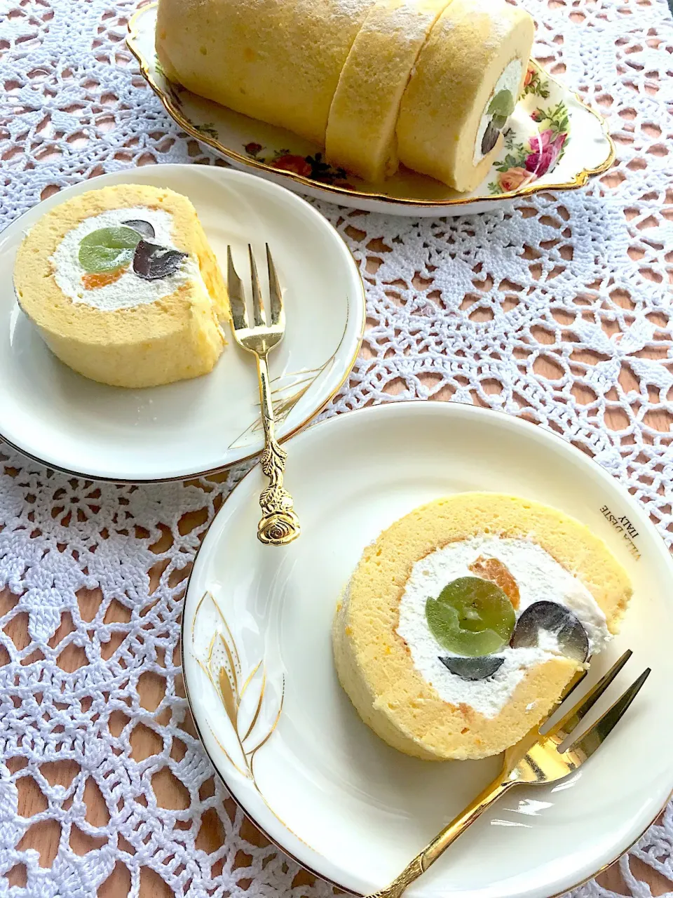 Snapdishの料理写真:シフオンロールケーキ🍰 🍇マスカット、巨峰、オレンジ🍊 #シフオンロール|とんちんさん