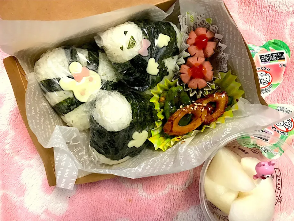 【うさぴょん🐰おにぎり】弁当〜鶏唐揚げおにぎり・塩昆布おにぎり・塩おにぎり・ソーセージ・ししとうちくわ炒め〜
 #お弁当  #おにぎり  #おにぎり弁当  #キャラ弁|華恋さん