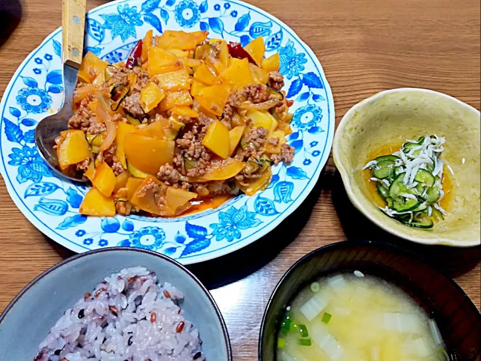 ・じゃがいもとひき肉のピリ辛炒め
・しらすとキュウリの酢の物
・白菜の味噌汁|ようかんさん