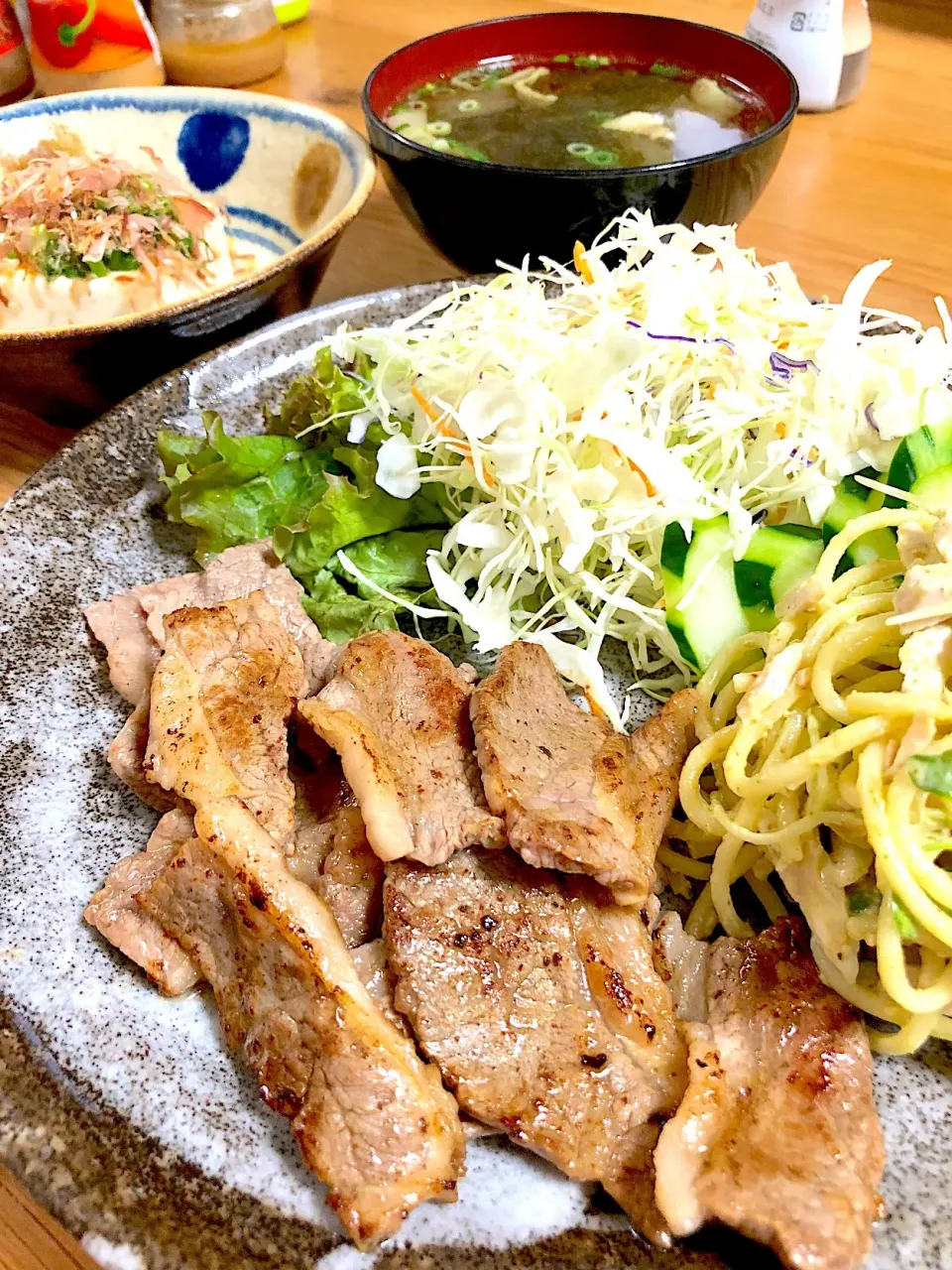 焼肉定食〜♡
娘達は塩ダレ派、主人と私は濃厚醬油ダレ派〜♪|ちゃこまろんさん